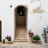 Il cortile � avvolto da archi intonacati di bianco che incorniciano vari ingressi. Ne imbocchiamo uno utilizzando una piccola rampa di scale che ci conduce nella zona settecentesca dell�edificio